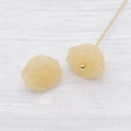 Perle fleur de lotus crème avec tige dorée pour la création de bijoux DIY élégants - Style Jaune
