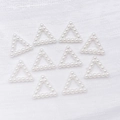 Colgantes de perlas blancas en forma de triángulo hueco para collares DIY y bisutería - Triángulo Hueco (26666)