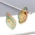 Blattanhänger aus Glas mit grün-braunem Verlauf, Goldadern und Metallöse - Blatt / Transparent Orange Gelb Blau Farbverlauf Goldkontur