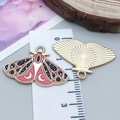Geëmailleerde vlinder hanger met maan en sterren patroon voor DIY sieraden - Rozerode Vlinderstijl (18694)