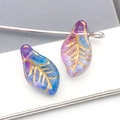 Blau-lila Glas-Blattanhänger mit goldfarbenen Blattadern für DIY-Schmuckherstellung - Blatt / Transparent Lila Blau Farbverlauf Goldkontur