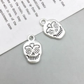 Detailaufnahme von Vintage-Silber-Totenkopfanhängern mit Blumenmuster für DIY-Schmuck - 12*18mm / Altsilber Totenkopf Stil (10874)