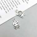 Makroaufnahme von Vintage-Silber-Totenkopfanhängern mit Schleife für DIY-Schmuckprojekte - 9*16mm / Altsilber Totenkopf Stil (10878)