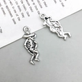 Makroansicht der Vintage Totenkopf-Anhänger für DIY Schmuckherstellung und Basteln - 9*25mm / Altsilber Totenkopf Stil (10879)