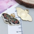 Zwart-witte vlinder hanger met rozenpatroon en goudkleurige metalen achterkant - Zwart Emaille Rode Roos Vlinderstijl (18775)