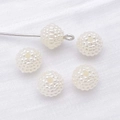 Perles ABS blanches texturées sur fond en tissu pour création de bijoux DIY - Forme de Boule d'Arbousier (25791)