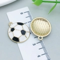 DIY Bunter Emaille-Fußball-Anhänger aus vergoldetem Metall mit Skala zur Größenreferenz - Schwarz-Weiß Emaille Sport Fußball