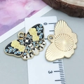 Zwarte emaille vlinder hanger met gele bloemen en gouden achterkant voor DIY sieraden - Zwartgeel Emaille Bloem Blad Vlinderstijl (18779)
