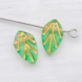 Grüner Blattanhänger aus Glas mit goldenen Adern und durchscheinender Optik für DIY - Transparentes Grün Mit Goldvergoldung (1 Stück)