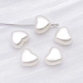 Perles en forme de cœur blanc crème pour bijoux DIY avec tiges de suspension en métal - Forme de Cœur (25796)