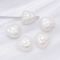 Perles en forme de cœur blanc nacré avec motif floral en relief pour bijoux DIY - Forme de Cœur Gaufré (25797)