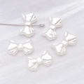 Perles nœuds ABS blanc nacré pour bijoux DIY avec détail du trou central traversant - Forme de Nœud (25798)