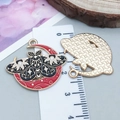 Emaille mot en halve maan hanger in rood en zwart met gouden getextureerde rug - Rode Emaille Maan Vlinder Stijl (24993)