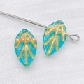 Blauer Glasanhänger in Blattform mit goldenen Blattadern für DIY-Schmuckherstellung - Transparentes Seeblau Mit Goldvergoldung (1 Stück)