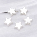 Cinq perles étoiles en argent mat pour la création de bijoux DIY avec trou central - Forme d'Étoile (25802)