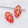 Durchscheinender roter Glasanhänger in Blattform mit Goldadern für DIY-Schmuck - Transparentes Rot Mit Goldvergoldung (1 Stück)