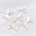 Cinq perles papillon en résine ABS blanc nacré pour bijoux DIY avec détail d'enfilage - Forme de Nœud (25803)