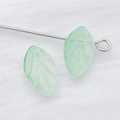 Hellgrüner Glasanhänger in Blattform mit goldenen Blattadern für DIY-Schmuck - Transparentes Hellgrün Lampwork (1 Stück)