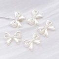 Cinq perles d'espacement papillon en ABS blanc nacré pour la création de bijoux DIY - Forme de Nœud (25804)