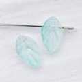 Transparenter meerblauer Glasanhänger in Blattform mit Goldrand für DIY Schmuck - Transparentes Seeblau Lampwork (1 Stück)