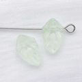 Hellgrüner Glasanhänger in Blattform mit feiner Aderung und Goldfolien-Akzenten - Transparentes Grün Lampwork (1 Stück)
