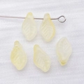 Mini pendentifs feuilles en verre translucide jaune pour la création de bijoux DIY - Feuille de Vigne Traversante (26674) / 1 Pièce (12x7mm) / Jaune Transparent