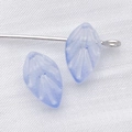 Hellblauer Anhänger in Blattform aus Glas mit feiner Textur für DIY-Schmuckherstellung - Transparentes Blau Lampwork (1 Stück)