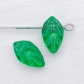 DIY Blattanhänger aus grünem Glas mit Goldverzierung und vorgebohrtem Loch für Schmuck - Transparentes Dunkelgrün Lampwork (1 Stück)