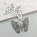 Detalle de dijes de mariposa hueca en plata pulida y metal vintage para joyería artesanal - Mariposa Hueca Vintage (4157) / 37x48mm