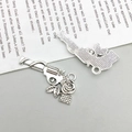 Detail van vintage zilveren revolverhangers met roosgravure voor DIY-sieraden maken - Pistool Stijl (3000)
