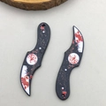 Détail de breloques couteaux en acrylique avec taches de sang pour bijoux Halloween - Couteau Pliant Sanglant en Acrylique Halloween (16982)