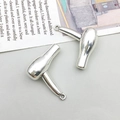 Détails macro des breloques sèche-cheveux argentées pour bijoux DIY au fini poli - Style de Sèche-cheveux
