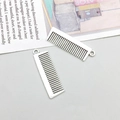 Vue macro de deux pendentifs peignes en alliage argent antique pour bijoux DIY - Style de Peigne