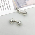 Gros plan de pendentifs haltères en argent antique pour création de bijoux DIY - Haltère (Argent Antique) 8x19mm (9015)