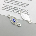 Detail van zilveren boze oog hanger met blauwe emaille afwerking en kristallen - 22*8mm