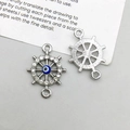 Detail van zilveren stuurwiel hanger met blauw boze oog en fonkelende kristallen - 14*20mm