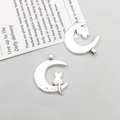 Gros plan des pendentifs lune et chat vintage en alliage argenté pour bijoux DIY - Chat Lune Argent Antique (5339)