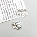 Vues détaillées avant et arrière d'un pendentif chat de lune en alliage argenté antique - Style Chat Argent Antique (6120)