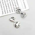 Détails de breloques chat en argent vieilli avec face texturée et dos lisse pour bijoux - Style de Petit Chat (6153)