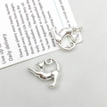 Nahaufnahme von zwei Vintage-Silber-Katzenanhängern für die DIY-Schmuckherstellung - Altsilber Katze Stil (8425)