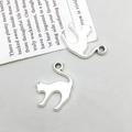 Detail von zwei silbernen Mond-Katzen-Anhängern für die DIY-Schmuckherstellung - Altsilber Katze Stil (8518)