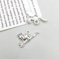 Makroaufnahme von zwei Vintage-Silberlegierungs-Katzenanhängern für DIY-Schmuck - Altsilber Katze Stil (10349)