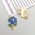 Detailsicht des Rosenanhängers mit Emaille-Blüten und strukturierter Gold-Rückseite - Königsblaue Rose