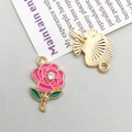 Detailansicht der rosa Emaille-Rosenanhänger mit Kristall und goldener Rückseite - Magenta Rose