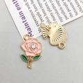 Dettaglio del ciondolo a rosa smaltata con cristallo e retro metallico per gioielli fai-da-te - Rosa Rosa