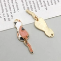Vue détaillée du pendentif chat à 3 segments avec émail coloré et dos doré texturé - 10*34mm / Dos De Chat Brun (16743)