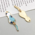 Détail du pendentif chat en émail coloré montrant le design avant et le dos en métal doré - 10*34mm / Dos De Chat Bleu (16744)