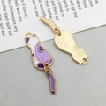 Détail du pendentif chat dessin animé violet avec placage or et queue mobile - 10*34mm / Dos De Chat Violet (16745)