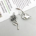 Pendentif rose en alliage argent antique montrant l'avant et l'arrière pour bijoux DIY - Fleur de Rose Argent Antique (11x26mm)
