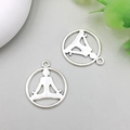 Close-up van antieke zilveren yoga meditatie hangers voor doe-het-zelf sieraden maken - Yoga-symbool Lotuszit (8294)